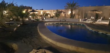 Poolbeleuchtung im Riad Tihri bei Nacht – Marokko Reise mit Kindern