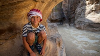 Kind in der Felsenstadt Petra - Jordanien Urlaub mit Kindern