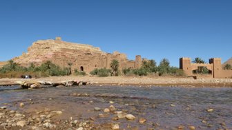 Fluss in der Nähe des historischen Dorfes Aït Ben Haddou – Marokko Reise mit Kindern