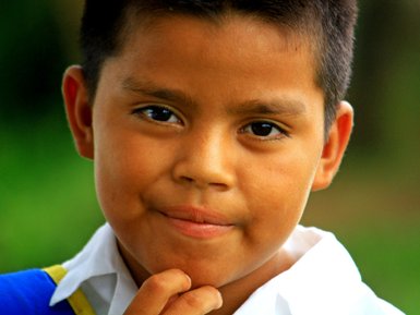 Junge in Schuluniform vor einer Schule – Costa Rica Reise mit Kindern