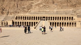 Imposante Architektur im Tal der Könige in Luxor – Ägypten Reise mit Kindern