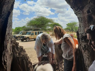 Personen im Baumstammloch im Tarangire-Nationalpark – Tansania Familienreise