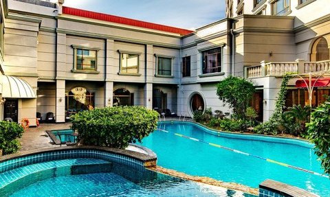 Außenpool des Guilin Bravo Hotels mit Sonnenliegen – Familienurlaub in China