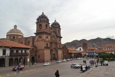 Die beeindruckende Kathedrale von Cusco erhebt sich majestätisch über den Platz, umgeben von historischen Gebäuden und sanften Hügeln.