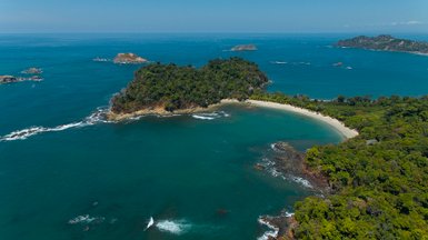 Panoramaaufnahme einer Bucht in Uvita aus der Luft – Costa Rica Reise mit Kindern