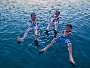 Familie im Toten Meer bei Sonnenuntergang