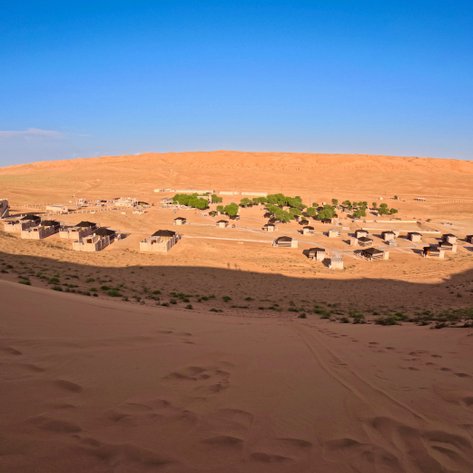 Blick auf das Thousand Nights Camp in der Wahiba-Wüste – Oman Familienreise
