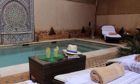 Entspannter Poolbereich mit Liegen im Riad Passali – Marokko Familienreise