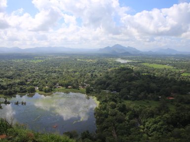 Blick vom Sigiriya-Felsen offenbart eine weite Landschaft voller Natur und Geschichte – Sri Lanka Familienreise
