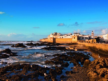 Felsen vor der Küste von Essaouira mit der Altstadt im Hintergrund – Marokko Familienreise
