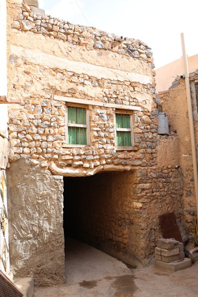 Traditionelles Dorf mit Steinhäusern am Hang des Jebel Akhdar – Oman Familienreise