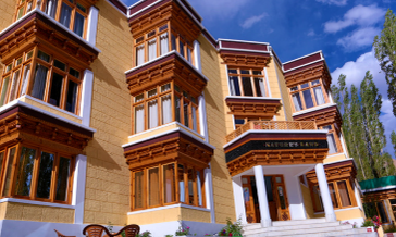 Das Hotel Natures Land präsentiert sich mit einer beeindruckenden Fassade und traditionellen Holzverzierungen.
