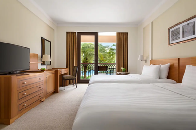 Hotelzimmer im DoubleTree by Hilton Muscat Al Waha mit eleganter Ausstattung – Oman Reise mit Kindern