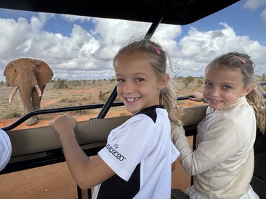 Kinder auf Safari im Tsavo Nationalpark - Familienreise Kenia
