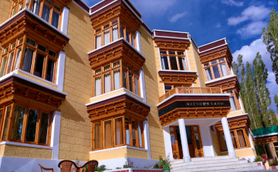 Das Hotel Natures Land präsentiert sich mit einer beeindruckenden Fassade und traditionellen Holzverzierungen.