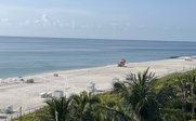 Ein ruhiger Strand mit feinem, weißem Sand und sanften Wellen, ideal für einen entspannten Tag am Meer.