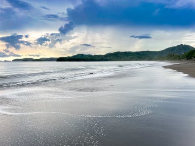 Malerischer Himmel über dem Strand von Potrero in Guanacaste – Costa Rica Reise mit Kindern