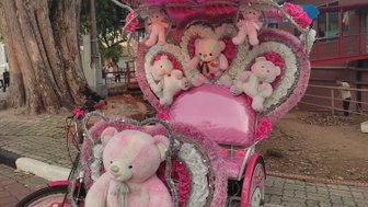 Bunte Hello-Kitty-Rikscha als beliebtes Fotomotiv in den Straßen von Malakka – Malaysia & Borneo mit Kindern