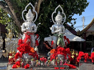 Zwei Geishas, die umgeben sind von roten Blumen (Opferabgaben) - Thailand Familienreise