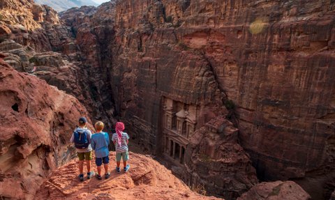 Kinder blicken auf Schatzhaus Petra - Jordanien Urlaub mit Kindern
