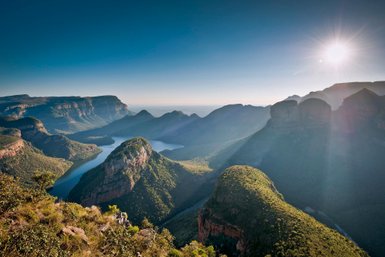 Blick auf den tiefgrünen Blyde River Canyon mit Fluss und Felsformationen – Südafrika Reise mit Kindern