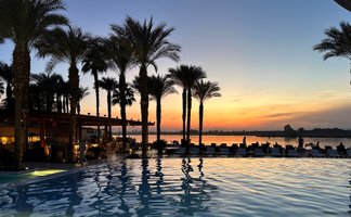 Außenpool mit Blick auf den Sonnenuntergang im Hilton Luxor Resort & Spa in Luxor – Ägypten Reise mit Kindern