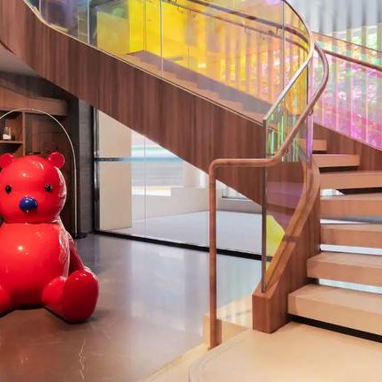 Treppe im UrCove Shanghai Jing’an Hotel mit stilvoller Einrichtung – Rundreise China mit Kindern