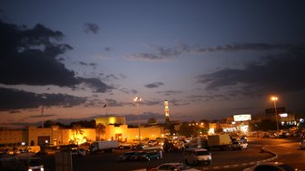 Blick auf Nizwa bei Nacht - Oman mit Kindern