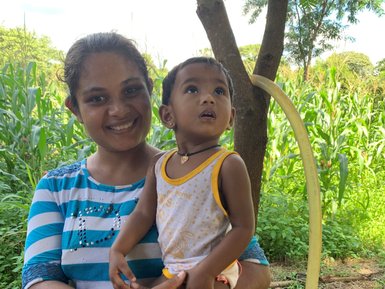 Einheimische Frau mit ihrem Kind auf der Ritigala Farm – Sri Lanka Familienreise