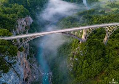 Eine Luftaufnahme der Tara Brücke