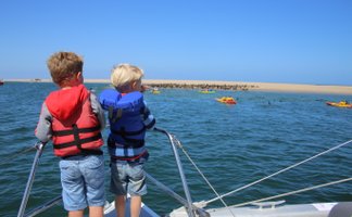 Zwei Kinder stehen auf einem Segelboot - Namibia mit Jugendlichen