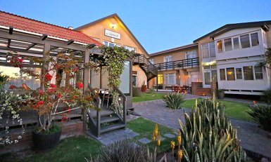 Außenansicht Pension Rapmund - Namibia mit Jugendlichen