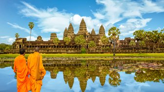 Mönche vor See und Tempel bei Angkor Wat – Kambodscha Familienreise