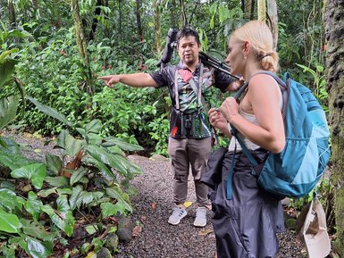 Teenager lauscht dem Guide im EcoCentro Danaus in Alajuela – Costa Rica Reise mit Kindern