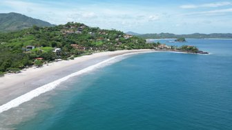 Weitläufiger, friedlicher Strand in Potrero, Guanacaste – Costa Rica Reise mit Kindern