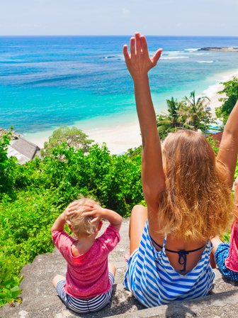 Kinder spielen fröhlich am Strand von Bali – Bali Reise mit Kindern
