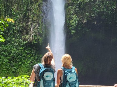 Zwei Frauen genießen den Anblick des Wasserfalls in La Fortuna – Costa Rica Familienreise