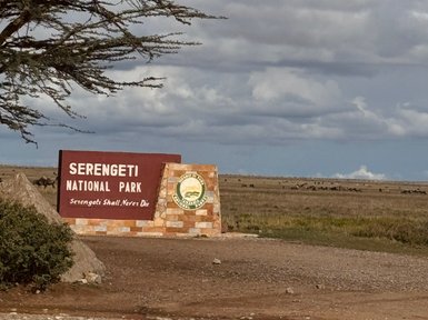 Eingangsschild zum Serengeti-Nationalpark in Tansania – Tansania Reise mit Kindern