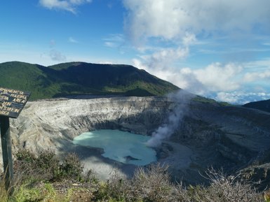 Detailaufnahme des Kraters vom Vulkan Poás in Alajuela – Costa Rica Reise mit Kindern