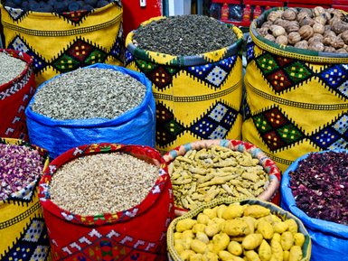 Bunte Gewürze in den Ständen des Mutrah Souks in Muscat – Oman Familienreise