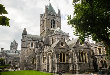 Die beeindruckende Christ Church in Dublin zeigt ihre majestätische Architektur und die detailreiche Steinmetzarbeit.