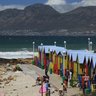Farbenfrohe Strandhäuschen und badende Familien am St James Beach bei Kapstadt – Garden Route mit Kindern