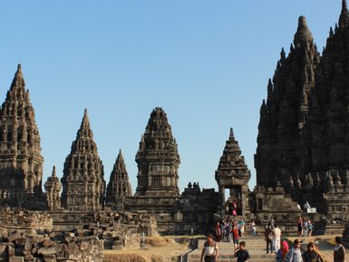 Detailliert verzierte hinduistische Bauwerke im Prambanan Tempel – Bali Familienreise