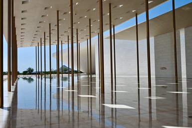 Säulen im Museum Oman Across Ages in Manah – Oman Familienreise