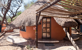 Außenansicht Omaruru Game Lodge - Namibia mit Jugendlichen