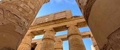 Imposante Steinsäulen ragen in die Höhe im Karnak-Tempel – Ägypten Reise mit Kindern