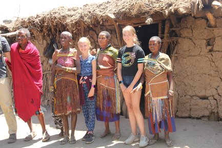 Jugendliche machen ein Erinnerungsfoto mit dem Hadzabe-Stamm – Tansania Familienreise