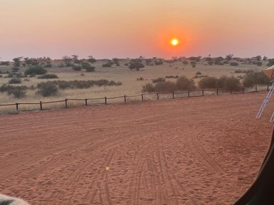 Der Blick aus dem Dachzelt des Jeeps fällt auf die Sonne - Namibia mit Kindern