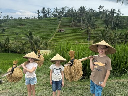 Kinder entdecken das Leben auf den Reisterrassen von Jatiluwih auf Bali – Bali mit Kindern