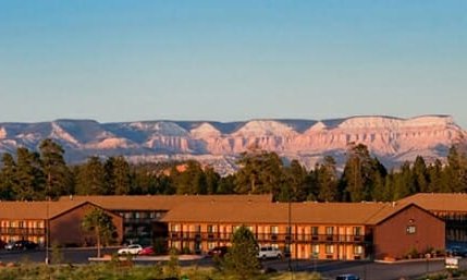 Ein Blick auf das Bryce View Lodge, umgeben von Bäumen und mit majestätischen Felsen im Hintergrund.